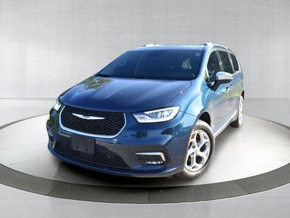 Used 2021 Chrysler Pacifica Limited w/ Uconnect Theater Family Group
