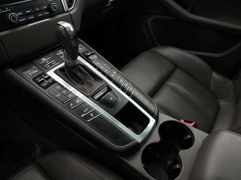 Used 2018 Porsche Macan image 28
