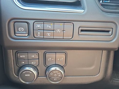 Used 2024 GMC Yukon SLT w/ SLT Premium Package AWD/4WD image 28