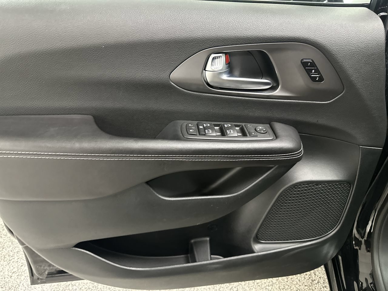 Used 2026 Chrysler Pacifica Select AWD/4WD image 11