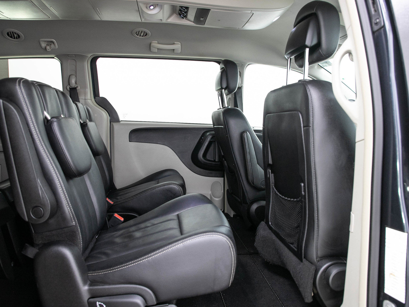 Used 2013 Chrysler Town & Country Touring FWD image 14
