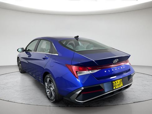 Used 2025 Hyundai Elantra SEL FWD image 5