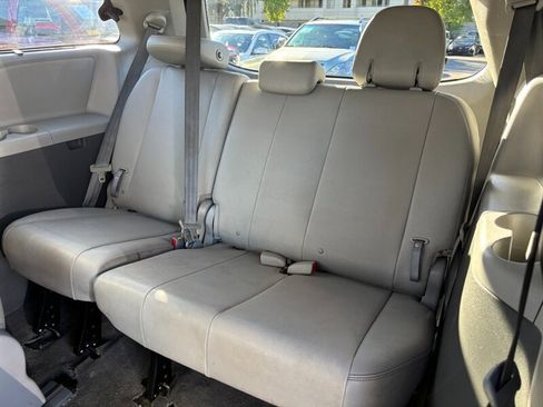 Used 2017 Toyota Sienna XLE 7-Passenger image 9