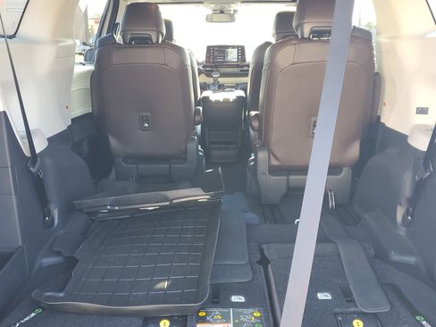 Used 2022 Toyota Sienna Platinum image 12