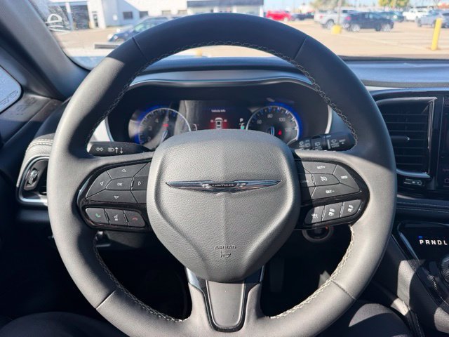 Used 2025 Chrysler Pacifica Limited FWD image 17
