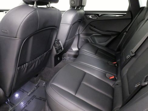 Used 2025 Porsche Macan image 39