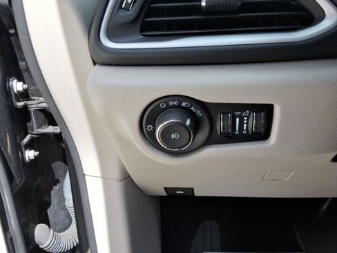 Used 2023 Chrysler Pacifica Touring-L FWD image 21