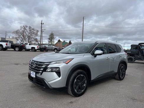 Used 2024 Nissan Rogue SV AWD/4WD image 3