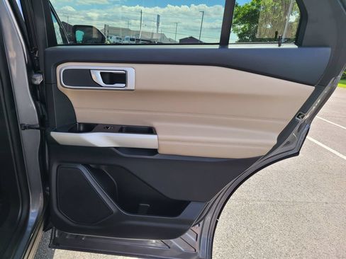 Used 2022 Ford Explorer XLT AWD/4WD image 13