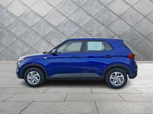 Certified 2023 Hyundai Venue SE image 4