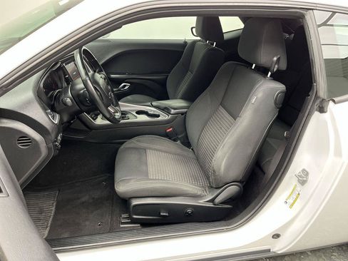 Used 2019 Dodge Challenger SXT w/ Driver Convenience Group RWD image 10