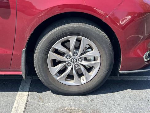 Used 2024 Toyota Sienna XLE FWD image 9