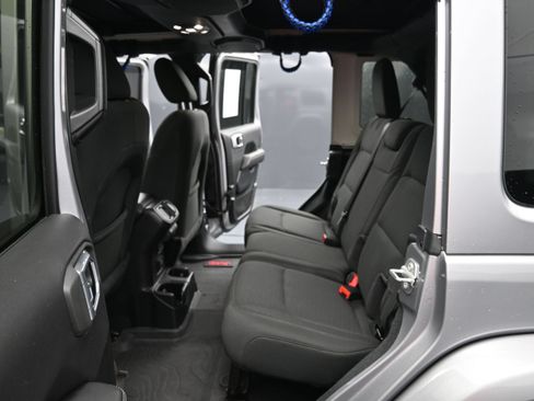 Used 2020 Jeep Wrangler Unlimited Sahara AWD/4WD image 13