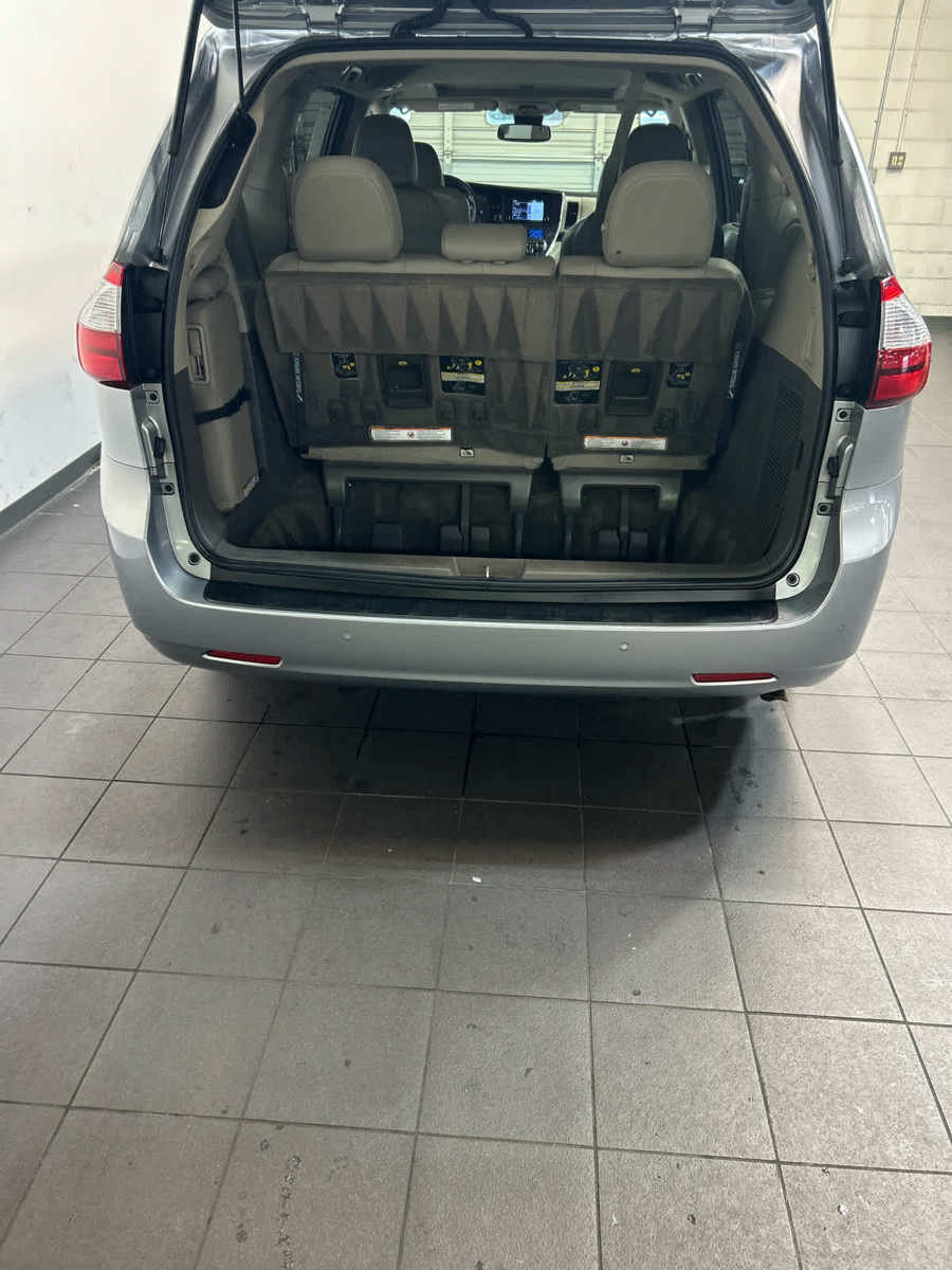 Used 2018 Toyota Sienna XLE w/ XLE Navigation Package FWD image 12