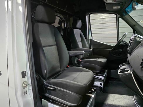 Used 2023 Mercedes-Benz Sprinter 2500 image 18