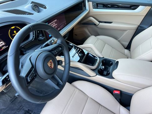Certified 2026 Porsche Cayenne GTS AWD/4WD image 5