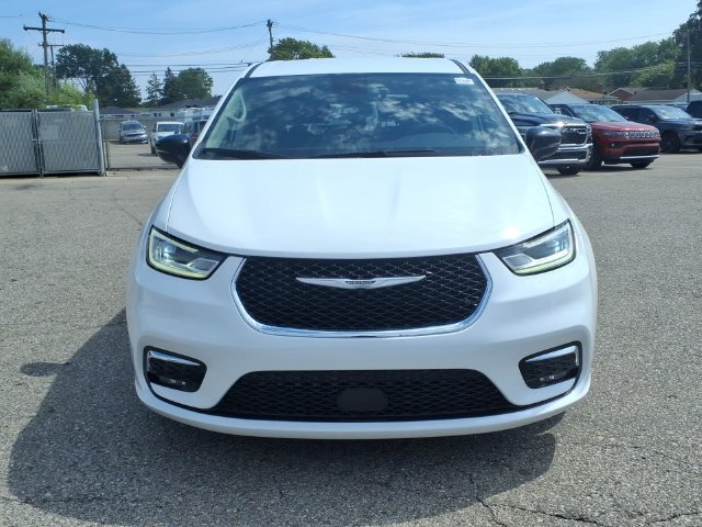 Used 2024 Chrysler Pacifica Touring-L FWD image 2