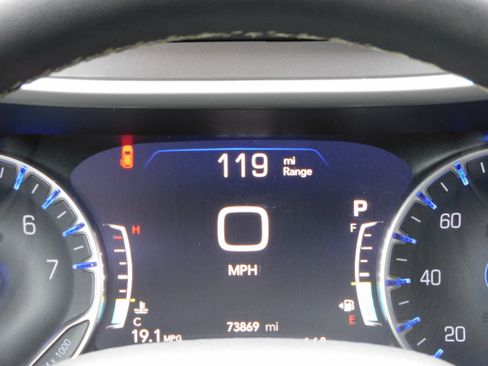 Used 2022 Chrysler Pacifica Touring-L image 17