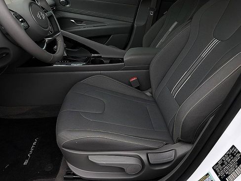 Certified 2025 Hyundai Elantra SEL FWD image 9