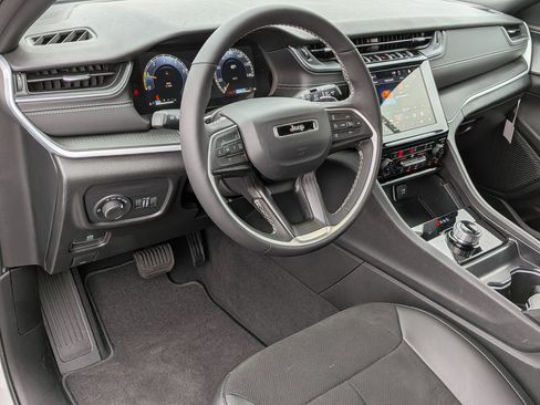 New 2025 Jeep Grand Cherokee Altitude image 10