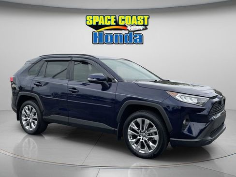 Used 2020 Toyota RAV4 XLE Premium image 3