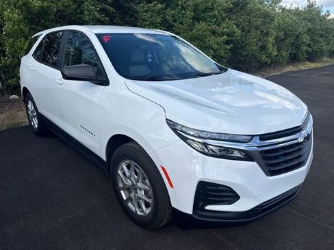Used 2022 Chevrolet Equinox LS w/ LS Convenience Package AWD/4WD image 2