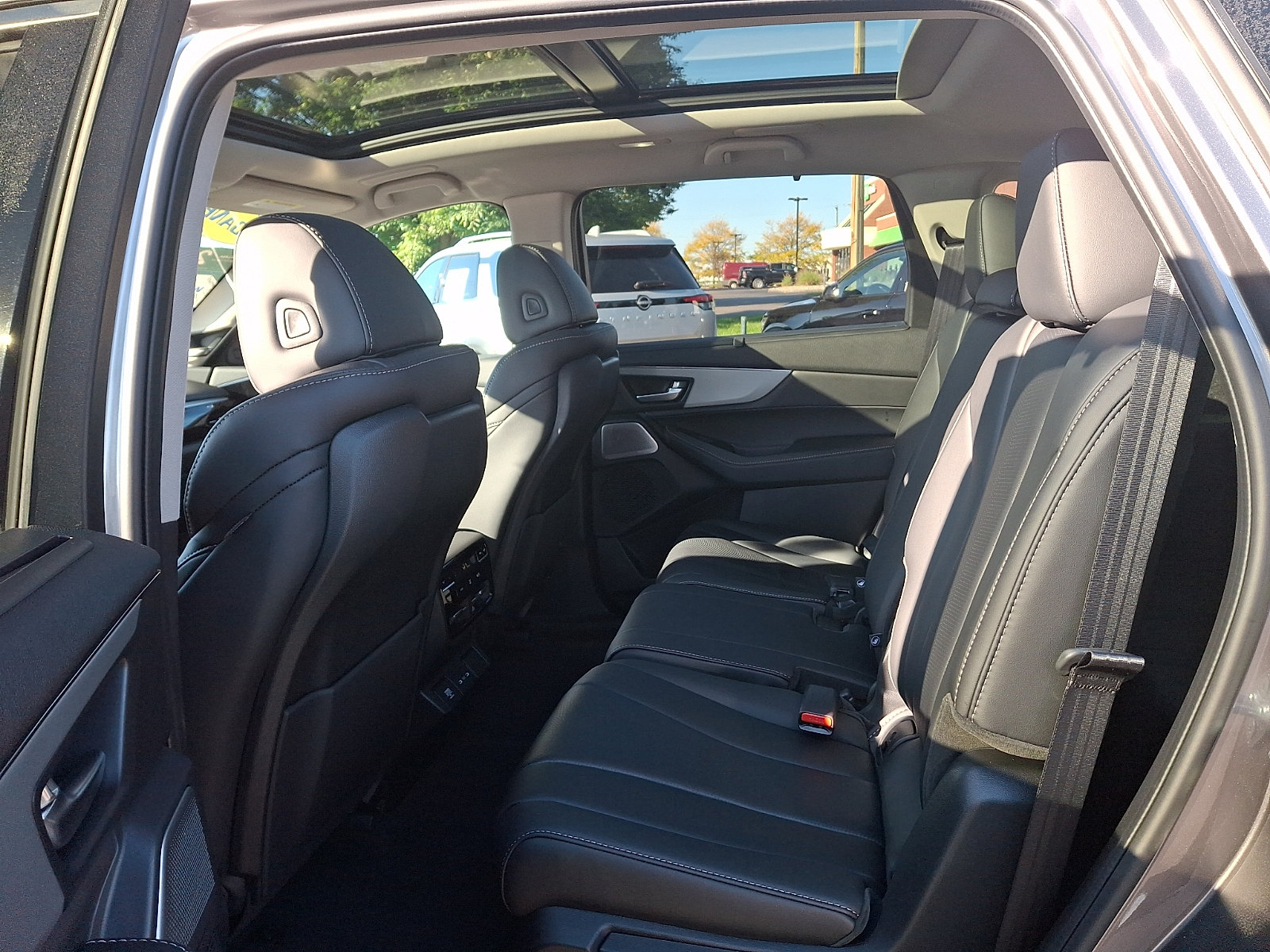 Certified 2026 Acura MDX w/ Technology Package FWD image 11