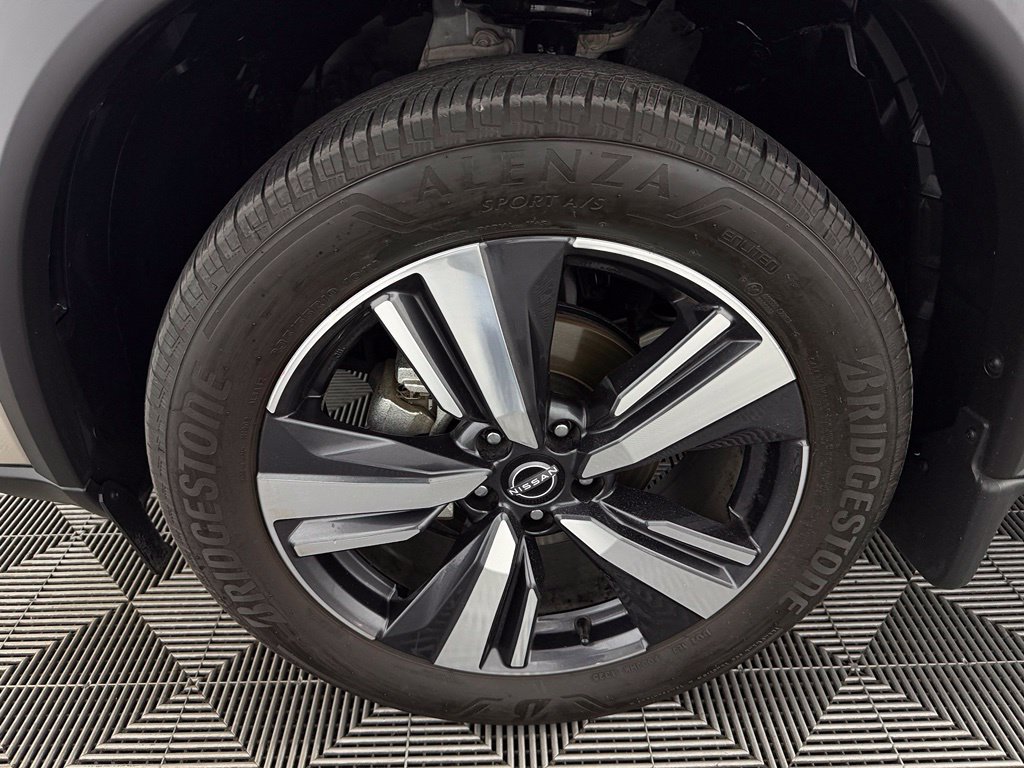 Used 2025 Nissan Rogue SL AWD/4WD image 11
