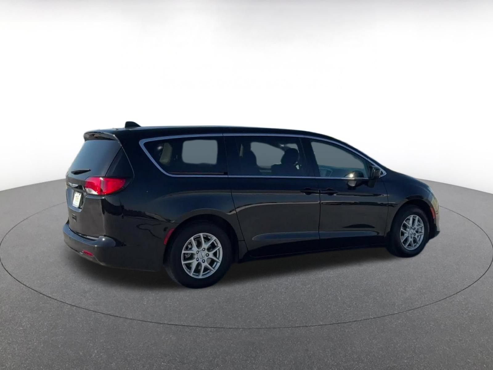Used 2024 Chrysler Voyager LX FWD image 14
