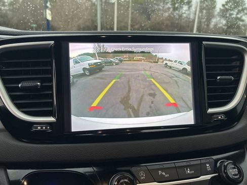 Used 2025 Chrysler Pacifica Select image 23