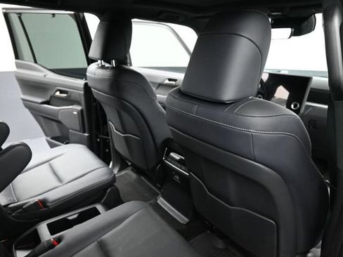 Used 2024 Lexus GX 550 w/ Accessory Package (Z1) AWD/4WD image 11