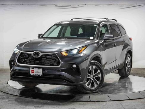 Certified 2023 Toyota Highlander XLE FWD image 1