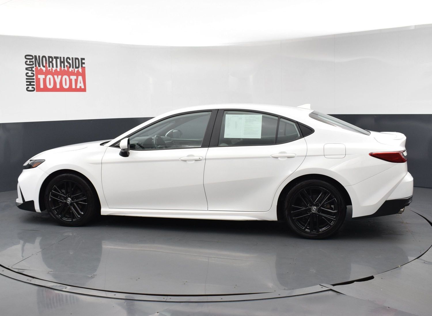 Used 2025 Toyota Camry SE FWD image 2