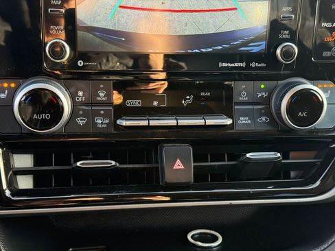 Used 2021 Toyota Highlander XLE image 24