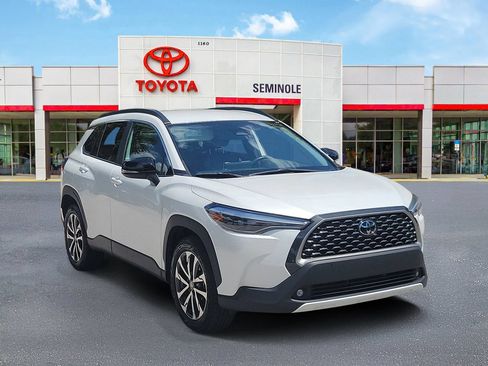 Used 2025 Toyota Corolla Cross XLE FWD image 2