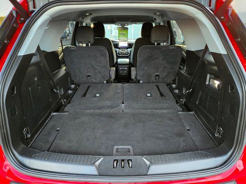 Used 2021 Ford Explorer XLT image 18