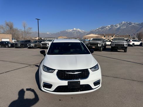 Used 2025 Chrysler Pacifica Select image 8