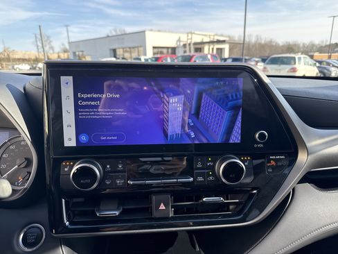 Used 2024 Toyota Highlander XLE image 24