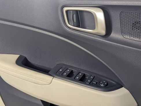Certified 2025 Hyundai Venue Limited FWD image 16