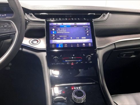 Used 2025 Jeep Grand Cherokee L Limited w/ Black Appearance Package image 8