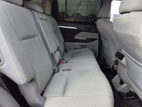 Used 2019 Toyota Highlander LE image 24