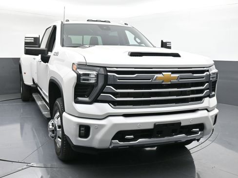 Used 2024 Chevrolet Silverado 3500 High Country w/ High Country Premium Package image 2