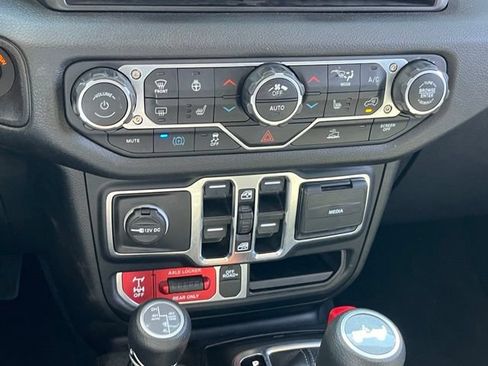 Used 2024 Jeep Wrangler Unlimited AWD/4WD image 20