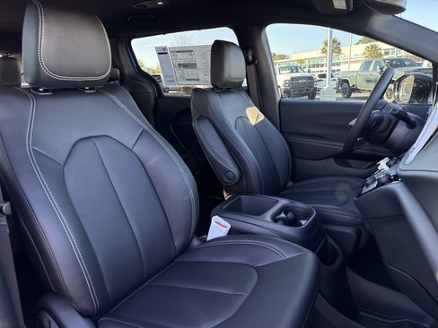 New 2026 Chrysler Pacifica Select image 12