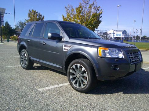 Used 2010 Land Rover LR2 HSE image 2