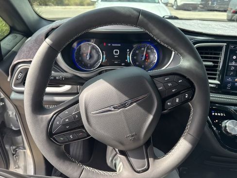 Used 2024 Chrysler Pacifica Touring-L w/ S Appearance Package image 3