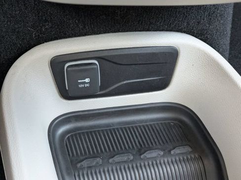 Used 2024 Chrysler Pacifica Limited FWD image 25