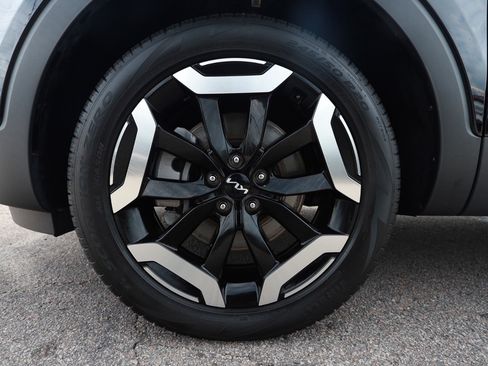 Used 2024 Kia Telluride EX w/ EX Captain's Chair Package FWD image 9