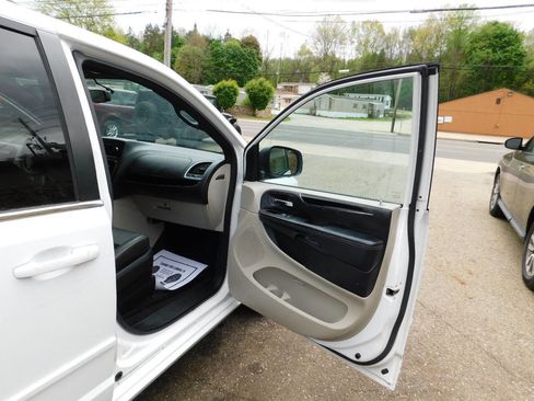 Used 2017 Dodge Grand Caravan SXT FWD image 24