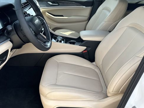 Certified 2025 Jeep Grand Cherokee Limited w/ Black Appearance Package AWD/4WD image 14